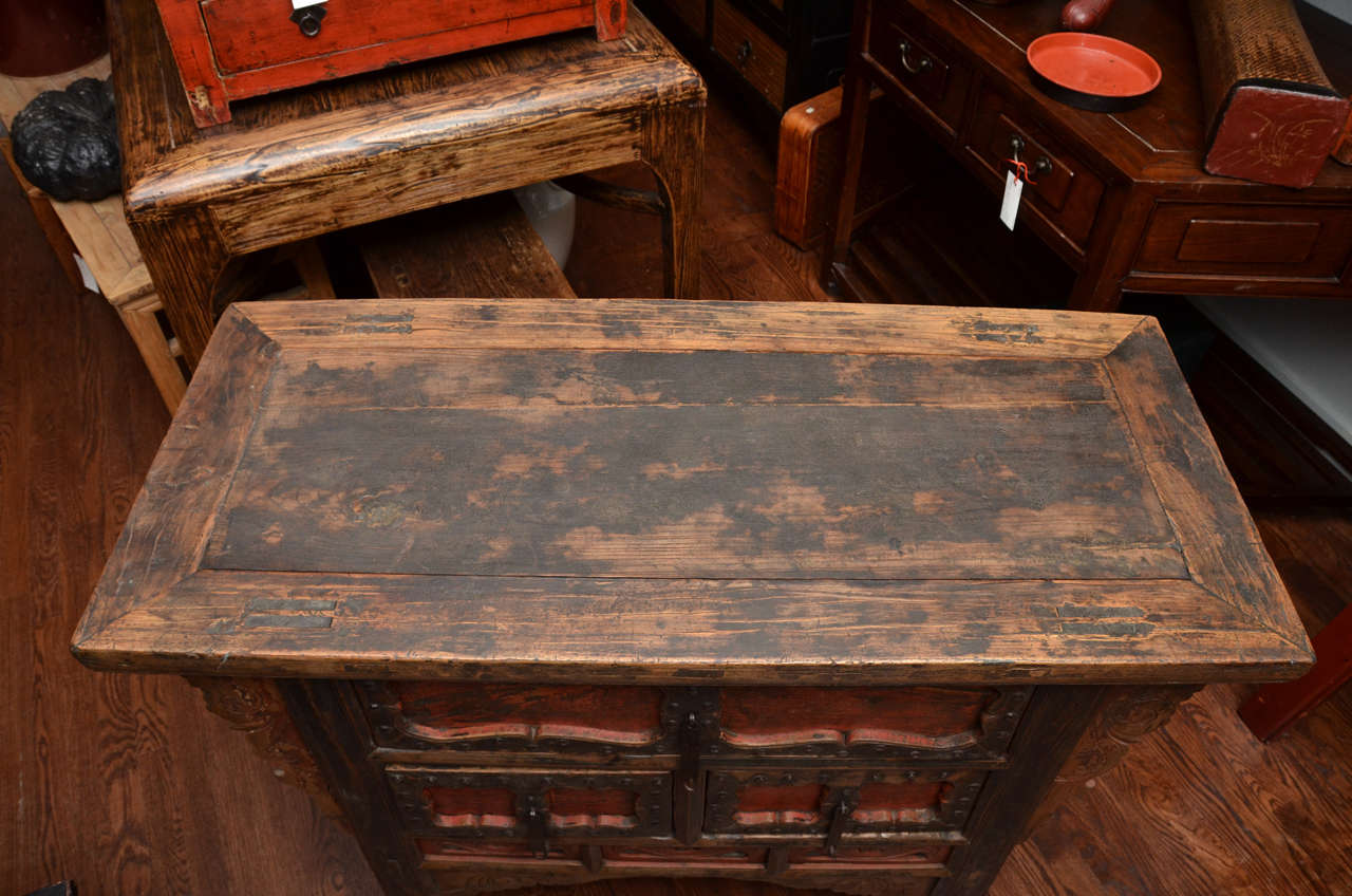 Q'ing Dynasty Shanxi Three-Drawer Lacquered Altar Coffer with Iron Trim For Sale 4