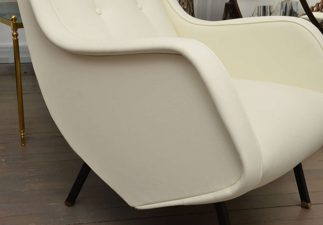 Pair of White Leather Chairs In Excellent Condition In Bridgehampton, NY