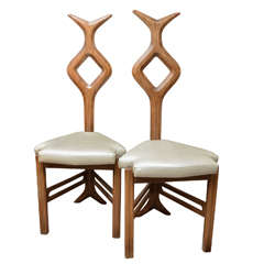 Paar stilisierte gepolsterte Holzstühle mit Dreiecks-Detalis von Pozzi & Varga