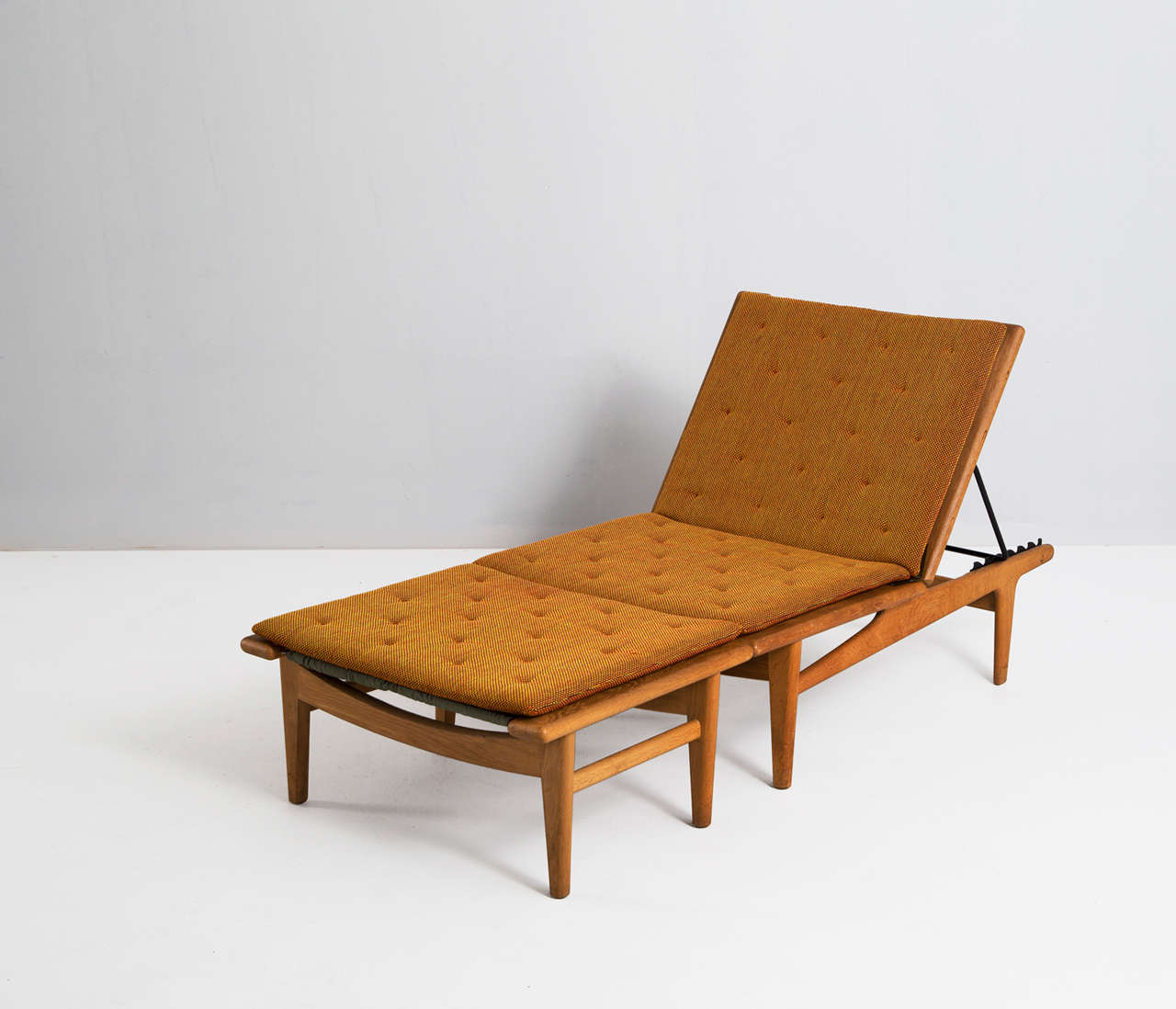 Solid oak daybed by Hans J. Wegner for Getama Denmark, 1954. 

This daybed is a perfect example of Scandinavian modernism. The wooden joints in this magnificent chaise longue are very well made as wel the solid brass details. High quality latex