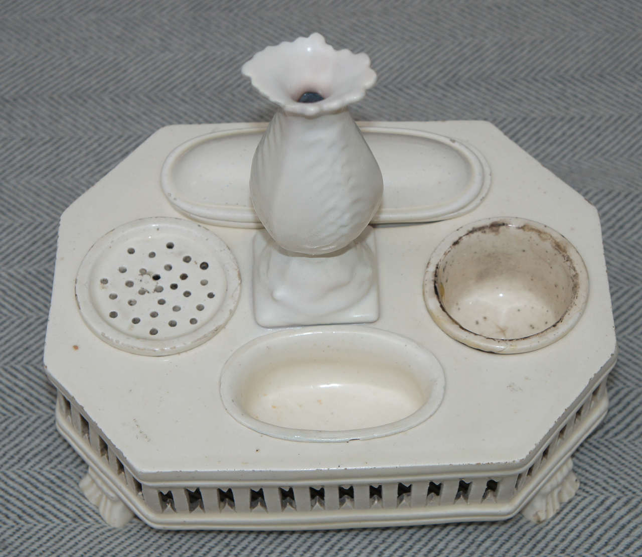 English Creamware Inkwell with Bud Vase In Excellent Condition In Hudson, NY