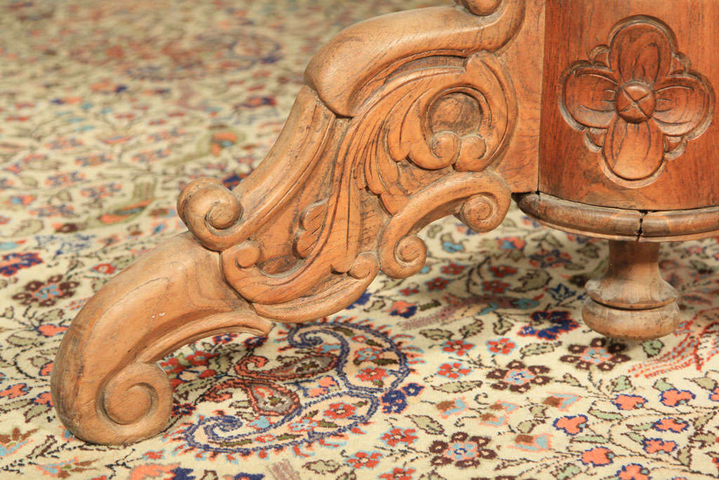 Round  Dining  Table  Meja  Bunder In Good Condition For Sale In Bedford, NY