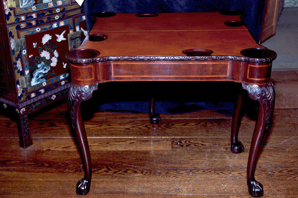 L'une des plus belles tables de jeu que nous ayons vues depuis longtemps, cette table particulière présente des bandes incrustées de bois de satin et de tulipier sur le plateau et le tablier. La délicate sculpture du bord de la table et des pieds
