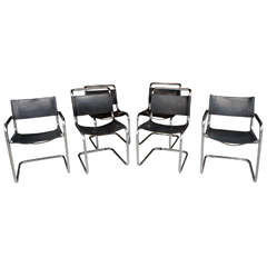 Un ensemble vintage de six chaises en acier tubulaire d'après un dessin de Mies Van Der Rohe