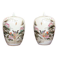 Decorative Chinese vase with lid