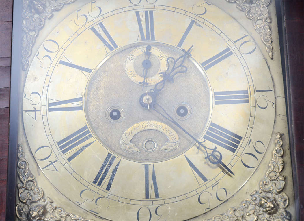 Horloge de parquet irlandaise du XVIIIe siècle, George III, en acajou et laiton en vente 1