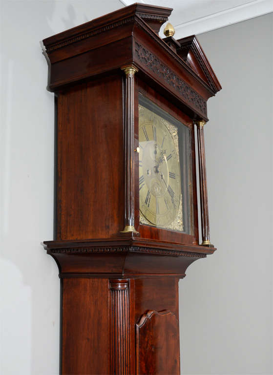 Horloge de parquet irlandaise du XVIIIe siècle, George III, en acajou et laiton en vente 3