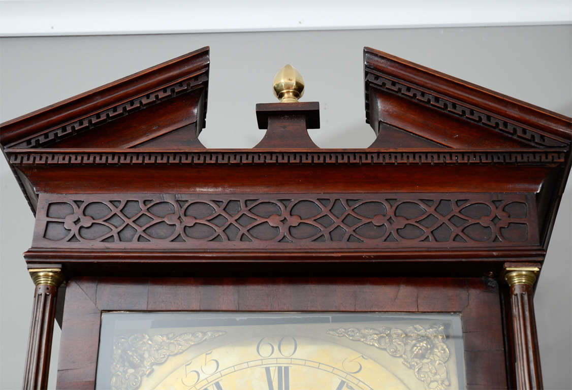 Horloge de parquet irlandaise du XVIIIe siècle, George III, en acajou et laiton en vente 4