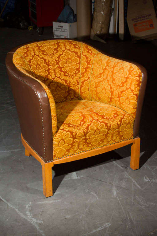 Club Armchair 1930s. Frame of oak, upholstered in brown leather and textiles. H. 78 cm. B. 75 cm. Wear.
