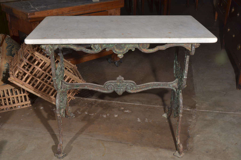 Français Ancienne table de patine française du 19ème siècle en fer et marbre en vente