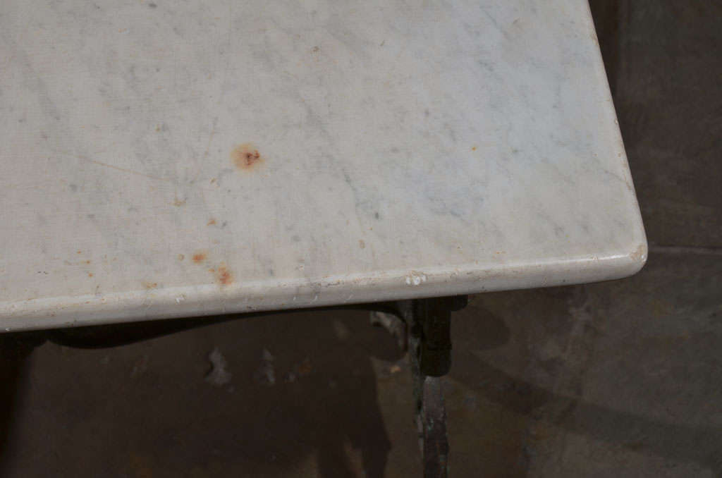 Ancienne table de patine française du 19ème siècle en fer et marbre en vente 2