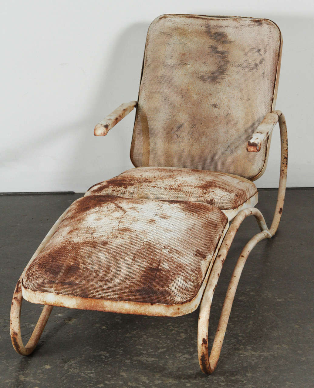 Pair of Sculptural Iron Chaise Lounges at 1stdibs