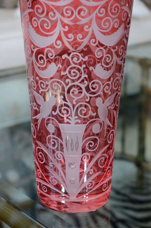 Vase, Kristall, Barockstil, roter Kristall, hergestellt in der Tschechischen Republik, hohe Vase (Geblasenes Glas) im Angebot