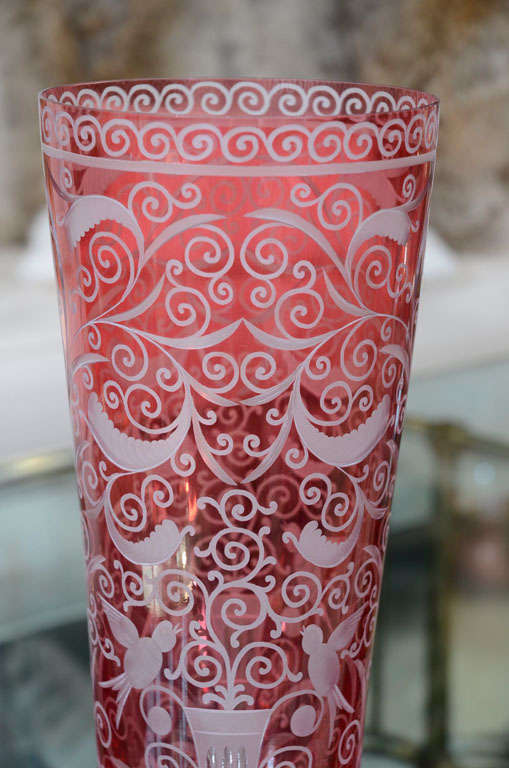 Vase, Kristall, Barockstil, roter Kristall, hergestellt in der Tschechischen Republik, hohe Vase (Handgefertigt) im Angebot