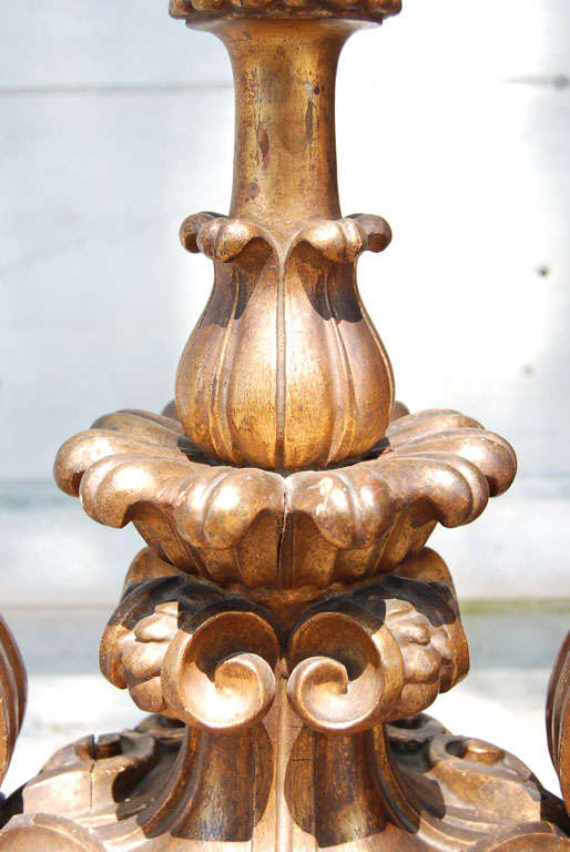 Mid-20th Century Italian Carved and Gilded Wood Urn Form Lamp For Sale
