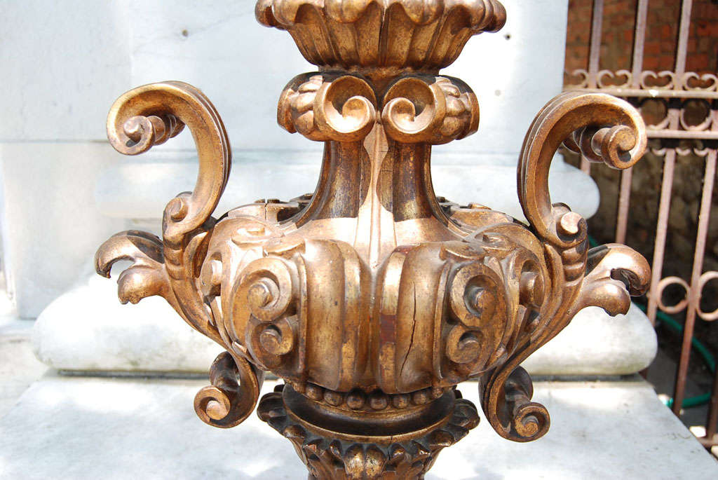 Italian Carved and Gilded Wood Urn Form Lamp For Sale 1