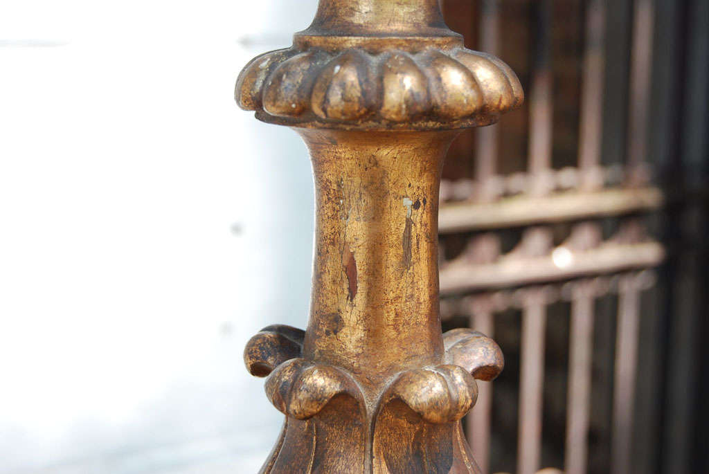 Italian Carved and Gilded Wood Urn Form Lamp For Sale 5