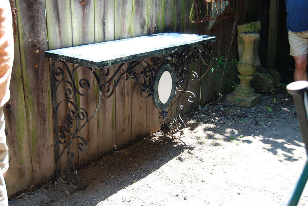 Forgé Table console spécimen de fer forgé surmontée de marbre en vente