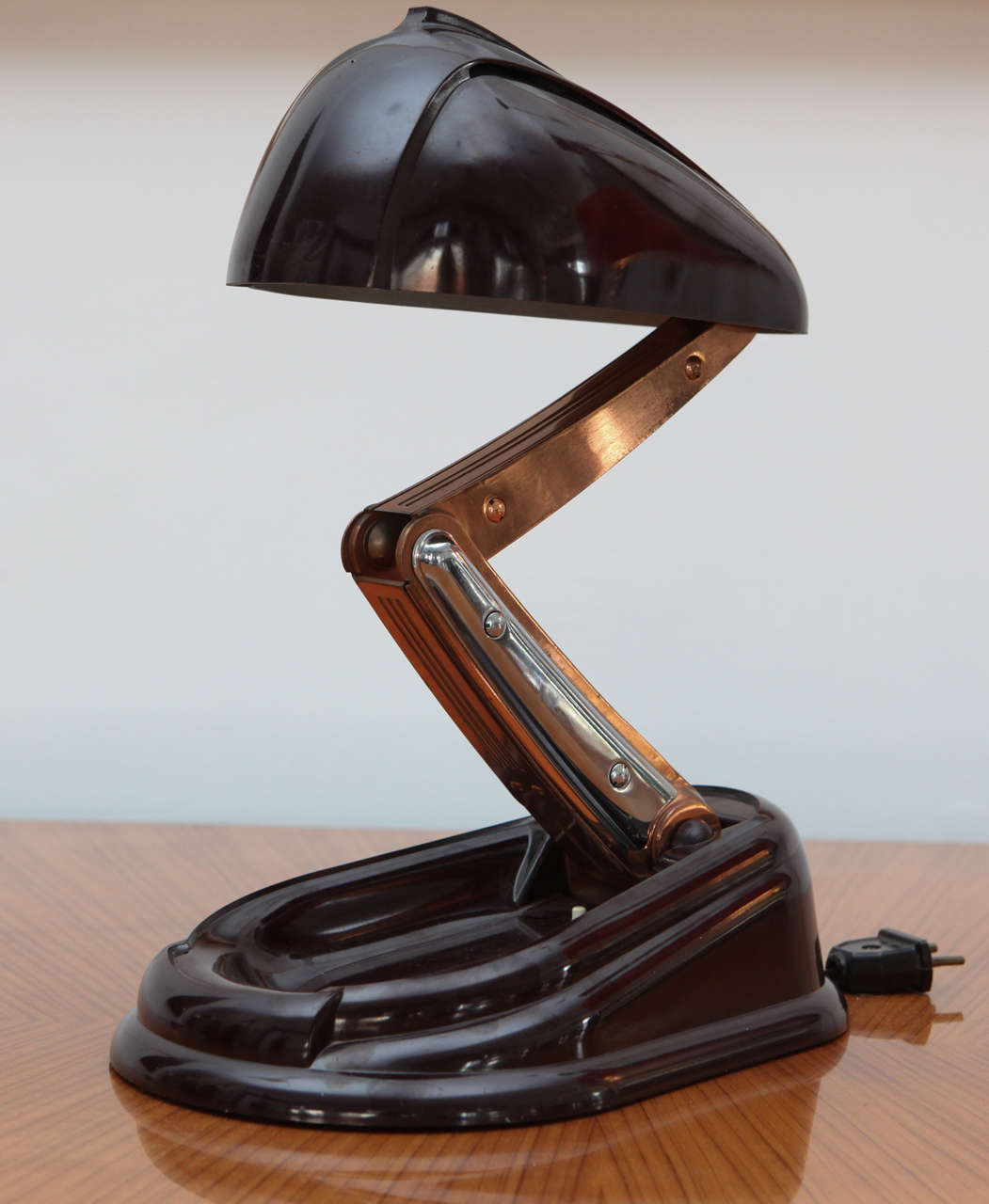 Very unique desk table lamp, manufactured by La Societe Jumo.  Signed Jumo under the base.

5 inch height when folded.
18.5 inch height when opened.
8 inch X 11 inch Base