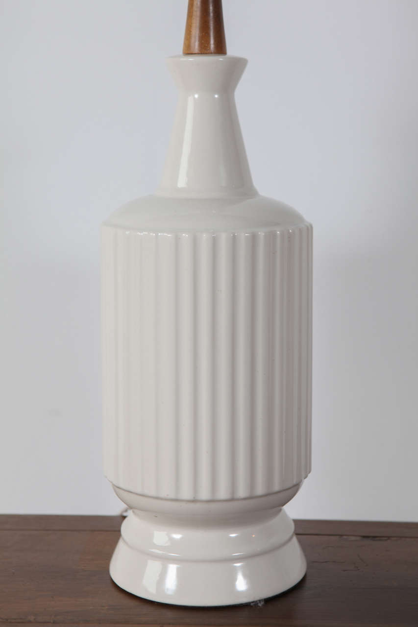 Mid-Century Cream Ceramic and Teak Table Lamp In Excellent Condition In Los Angeles, CA