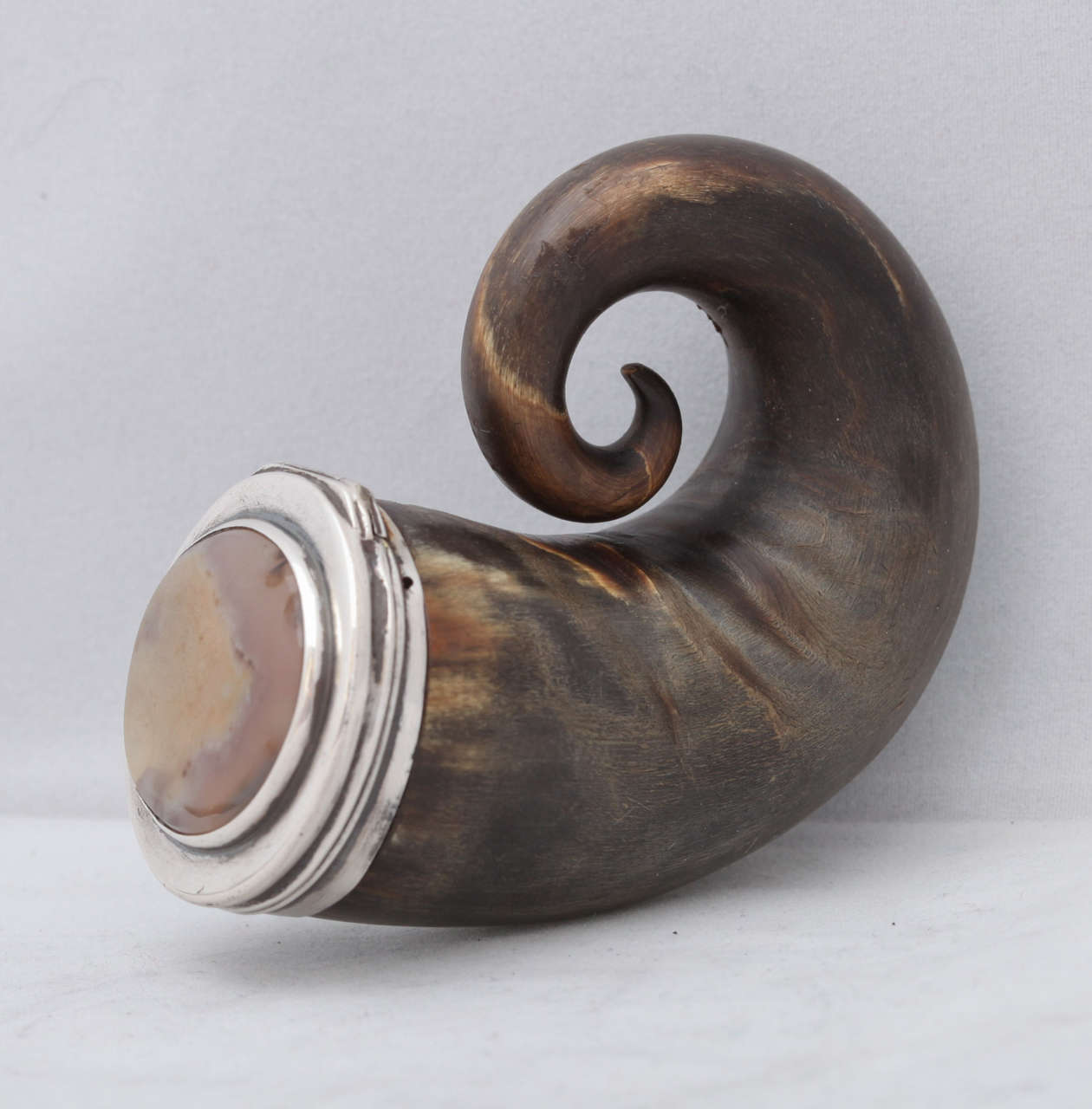 Georgian, Scottish, sterling silver (unmarked, but tested) - mounted ram's horn snuff mull, with hinged lid (having and agate insert), Scotland, Ca. 1800.  @7