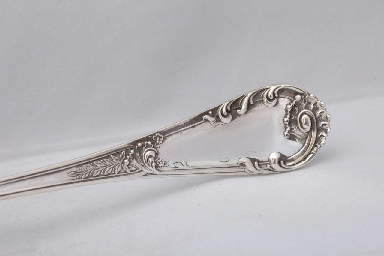 Grande cuillère à farcir ou à servir en argent sterling d'époque victorienne Excellent état - En vente à New York, NY