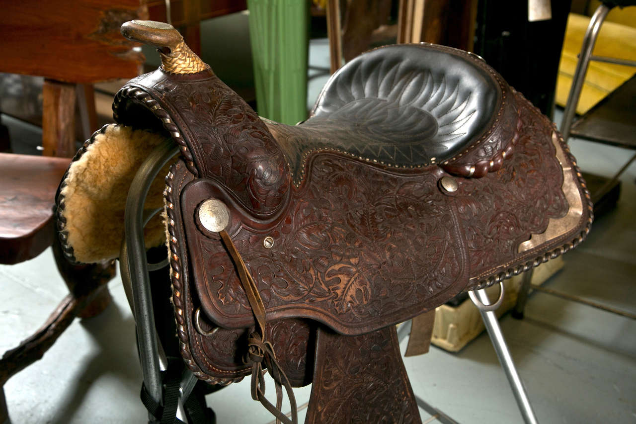 Show Saddle with Stand - Billy Cook Signature In Excellent Condition In Stamford, CT