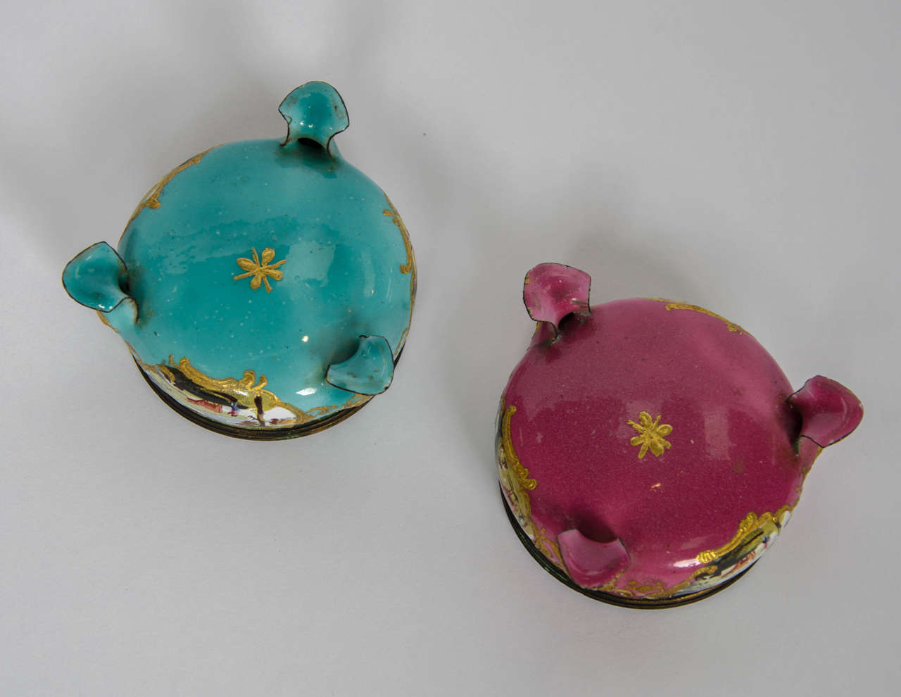 Pair of Bilston Enamel Salts In Excellent Condition In Henley-on Thames, Oxfordshire