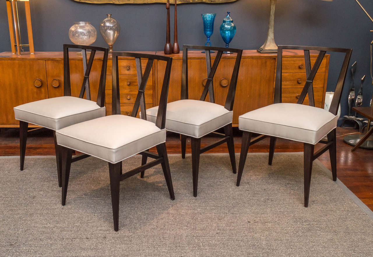 Satz von vier eleganten und zeitlosen X-back Esszimmerstühlen von Tommi Parzinger für Charak Modern.
 Perfekt nachgearbeitete Rahmen aus massivem Mahagoni mit neuen gepolsterten Sitzen.