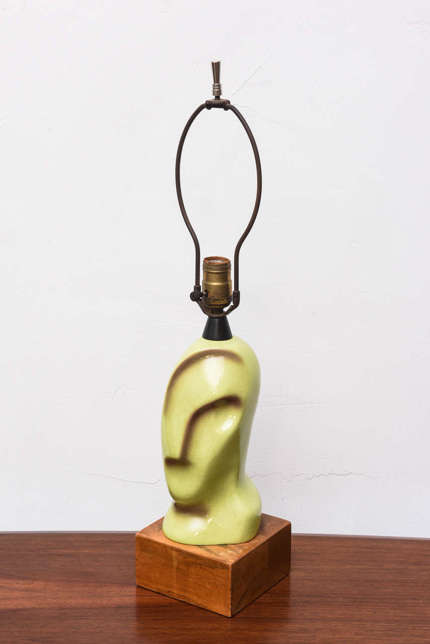 Ensemble unique de lampes en céramique Heifetz en vert pâle et jaune pâle.  Vendu comme un ensemble, mais peut également être vendu à l'unité.  années 1950 USA