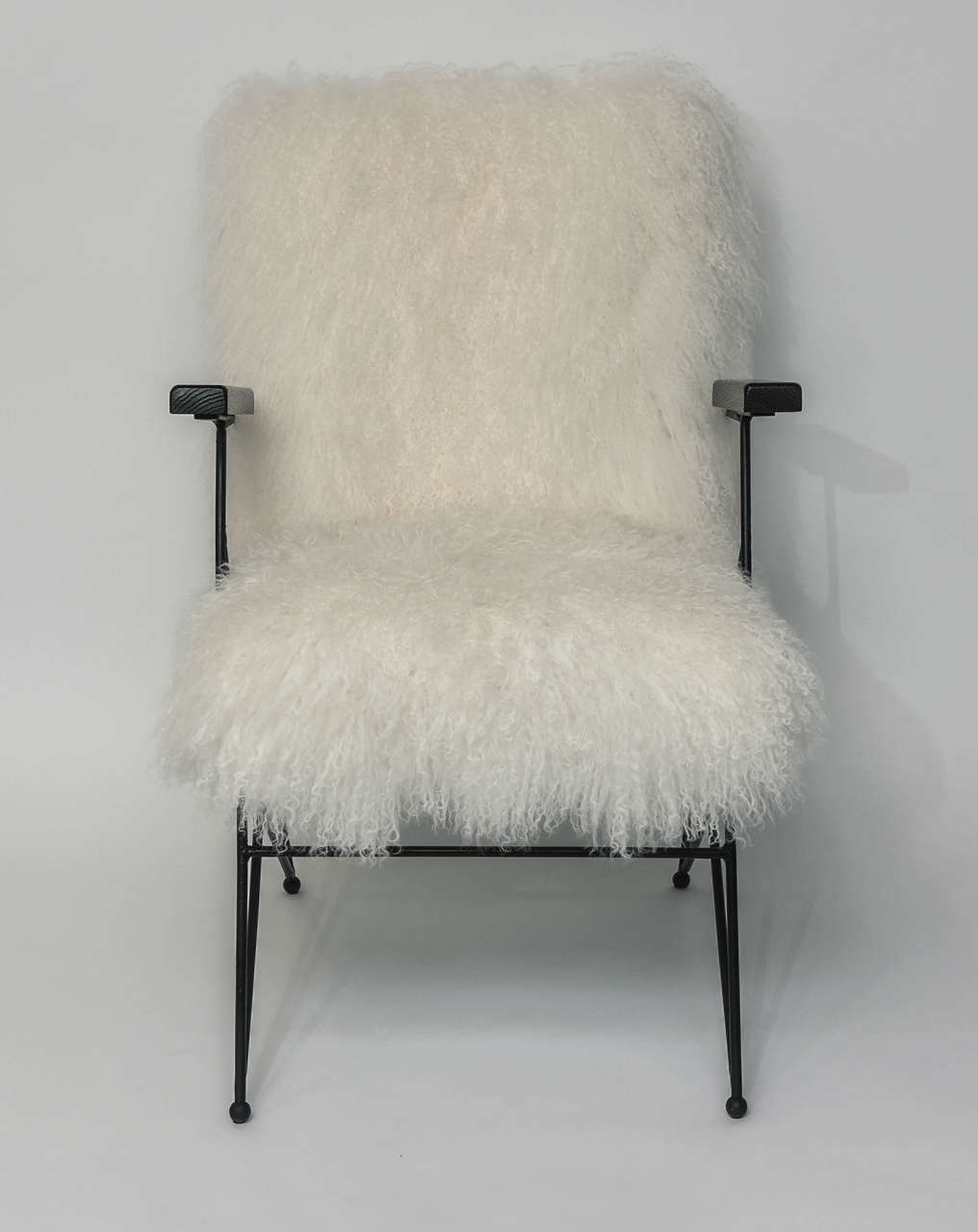 Beautiful Italian iron armchair.
Upholstered in Mongolian fur,
circa 1950.
Good conditions!