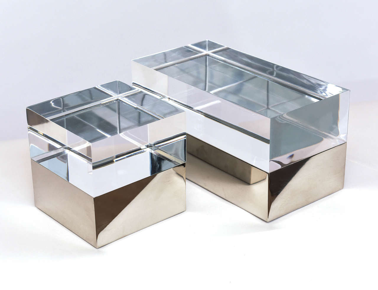 Beautiful acrylic and polished nickel boxe.
Designed by Michael Dawkins.
100% made in Italy.
Custom sizes available.
Price is for the square version.
Rectangular version sold separately.