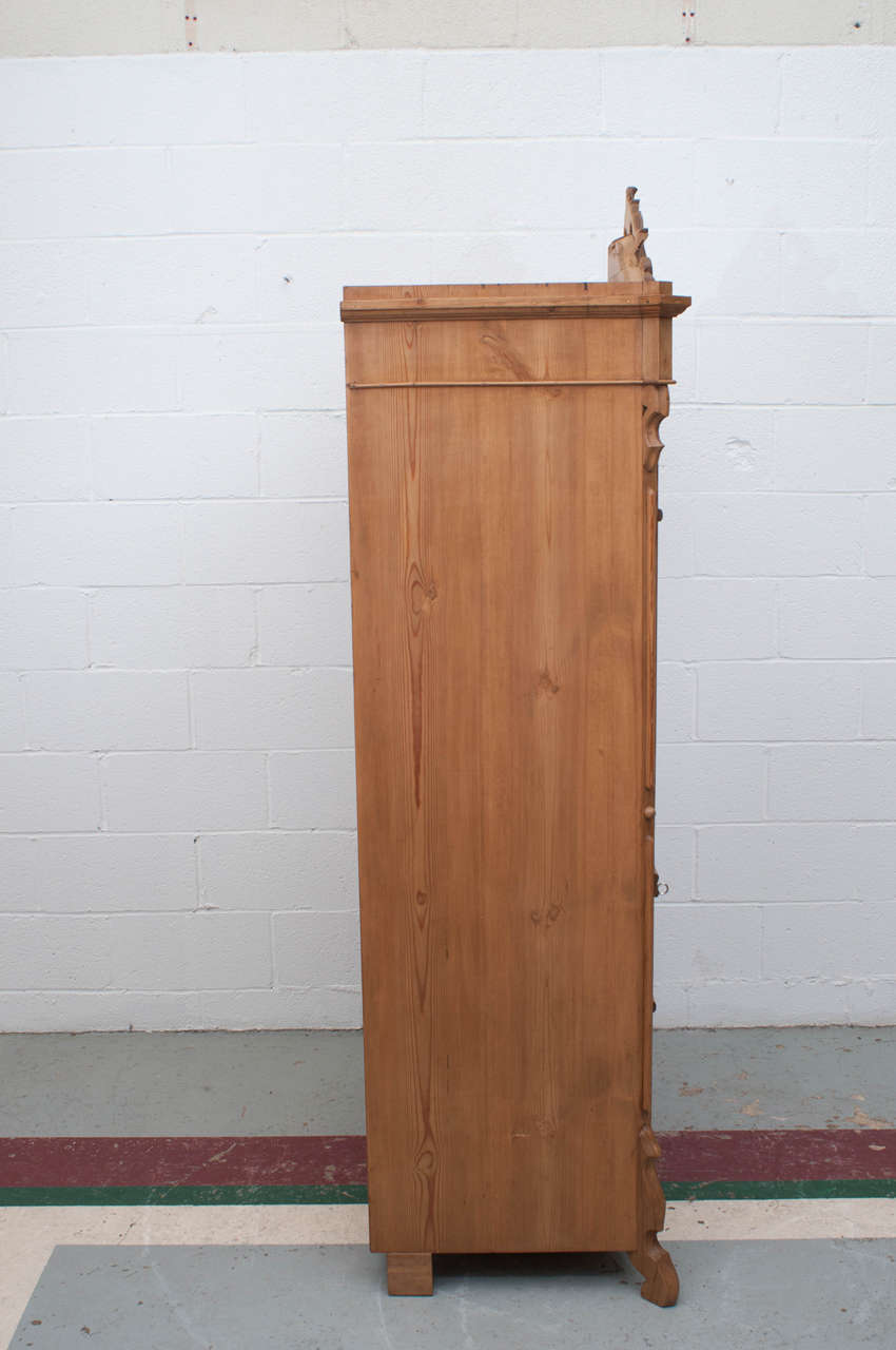 Pine Single-Door Armoire In Excellent Condition In Baltimore, MD