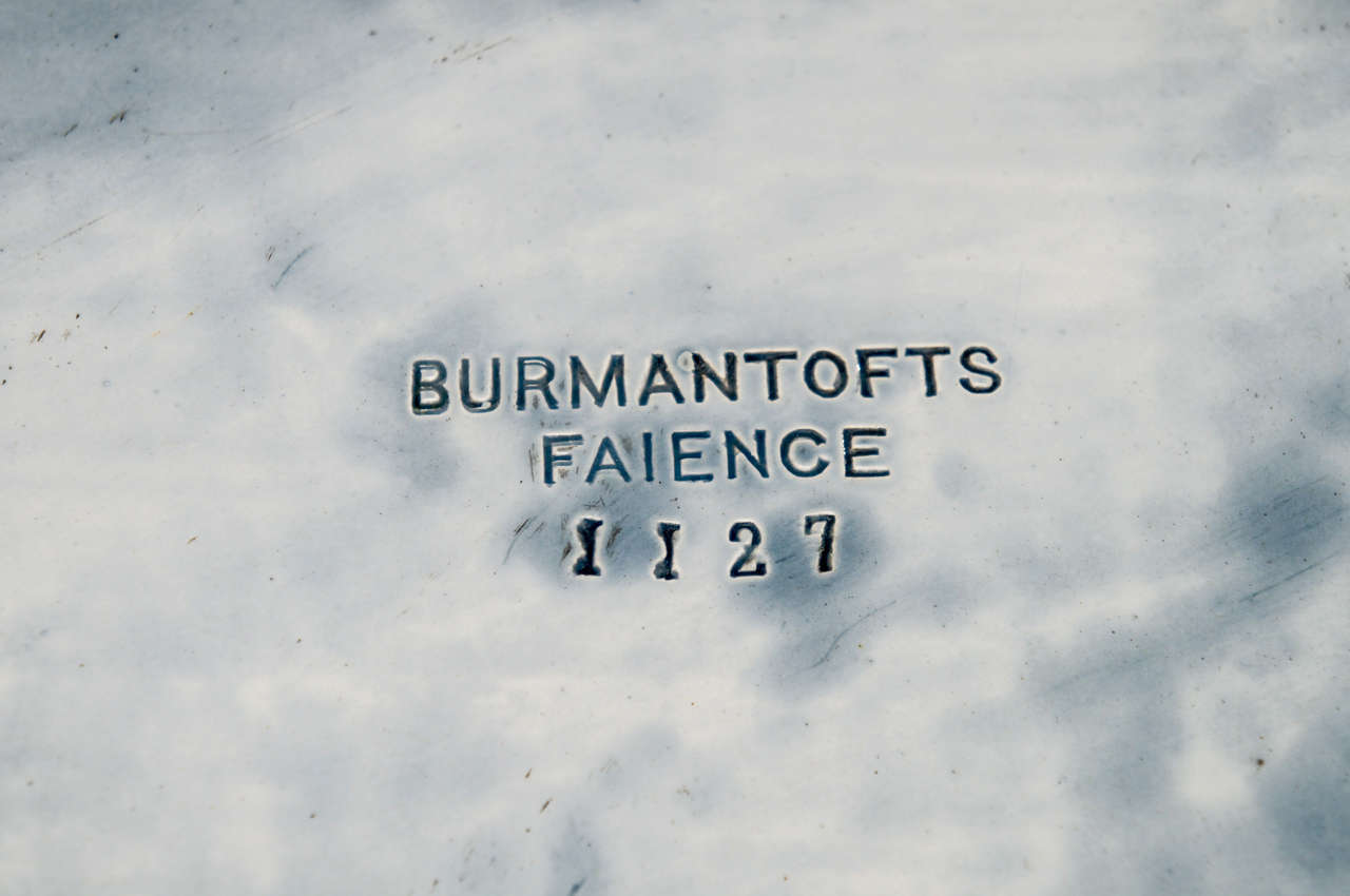 Plaque en faïence Country Cottage signée Burmantoft en vente 2
