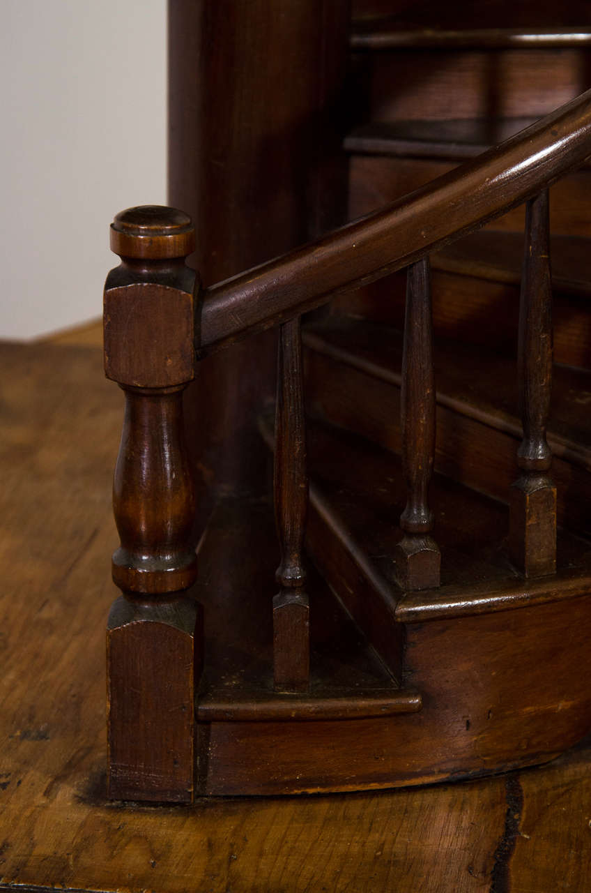 A Large Scale Edwardian Mahogany Architectural Model of a Staircase In Excellent Condition For Sale In Long Island City, NY
