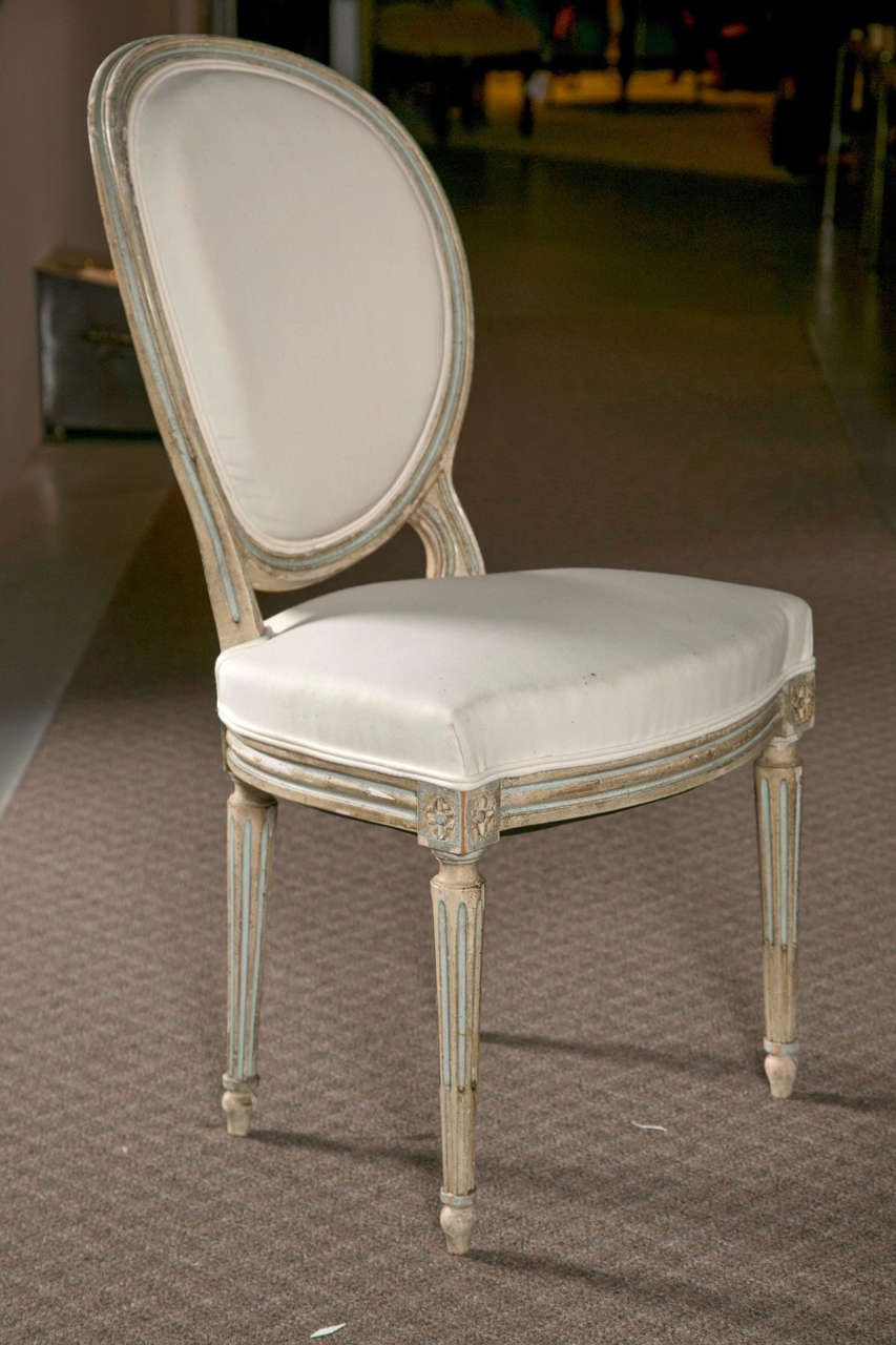 A great pair of vintage faux painted French style side chairs, done in a neutral finish.