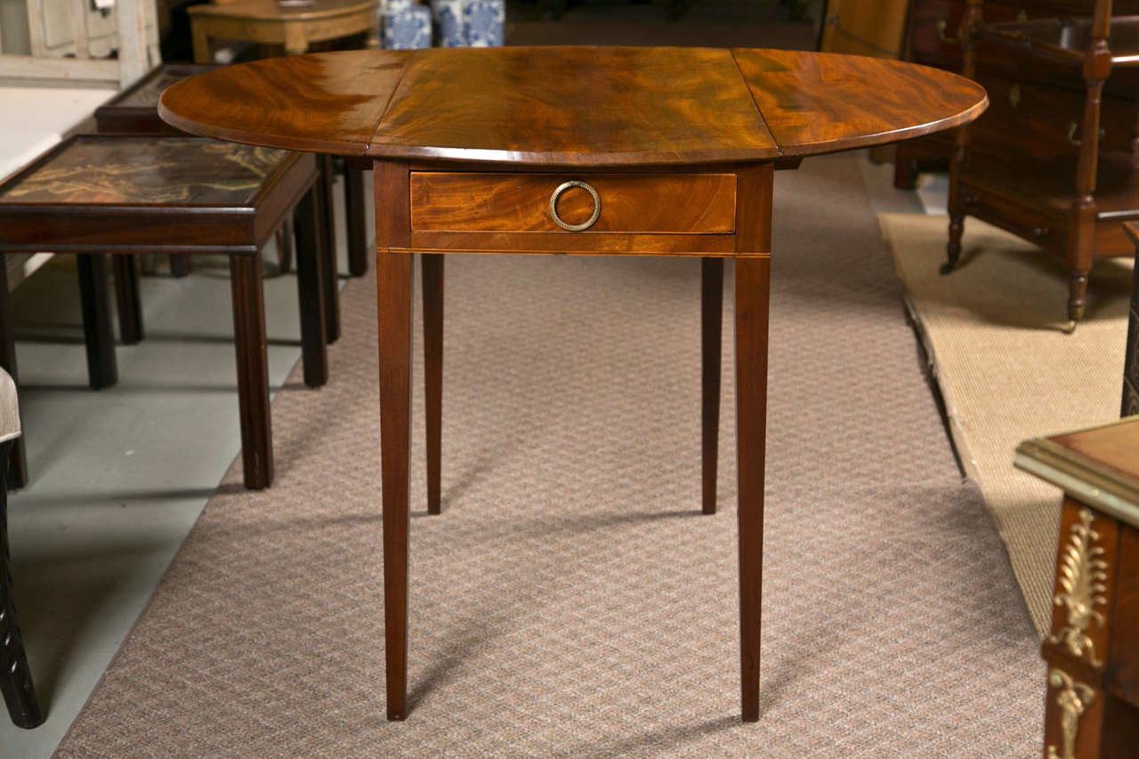 Late 18th Century English Pembroke Table In Excellent Condition For Sale In Stamford, CT