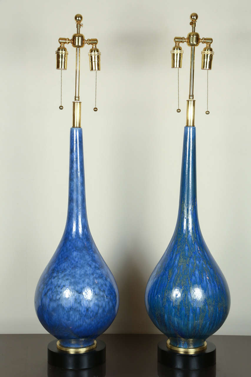 Paire de grandes et magnifiques lampes en céramique émaillée bleue de Nardini