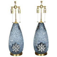 Paire de jolies lampes en céramique avec un motif fantaisiste de flocons de neige