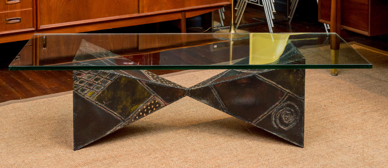 Outstanding Brutalist design coffee table by Paul Evans for Directional.
Abstract geometric pattern designs colored with acid pigments in red, blue and yellow.
Gorgeous 3/4