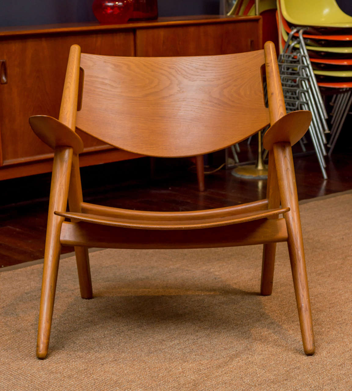 Sculptural and comfortable teak and oak lounge chair designed by Hans J Wegner for Carl Hansen & Son.
 Branded mark, in excellent original condition.