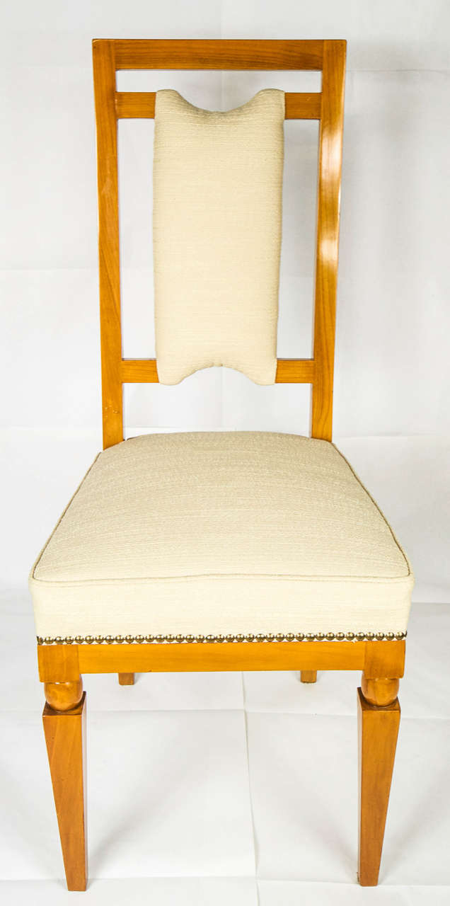 Eight chairs with pyramid front legs, two wooden balls link up the seet, Italia, 1940.
Newly reupholstered with beige cotton fabric.
Price is for eight chairs.