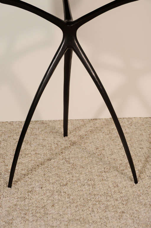 Zeitgenössischer, abstrakter Bronzesockel mit drei spitz zulaufenden Beinen und skulpturalen Stützen. Runde Platte aus poliertem, stark strukturiertem Marmor.
Vorlaufzeit: 20-24 Wochen.
Diese kleine Version des 