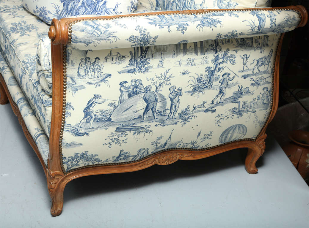 A French Louise XVI Style Hand Carved Fruitwood Daybed In Excellent Condition In New York, NY