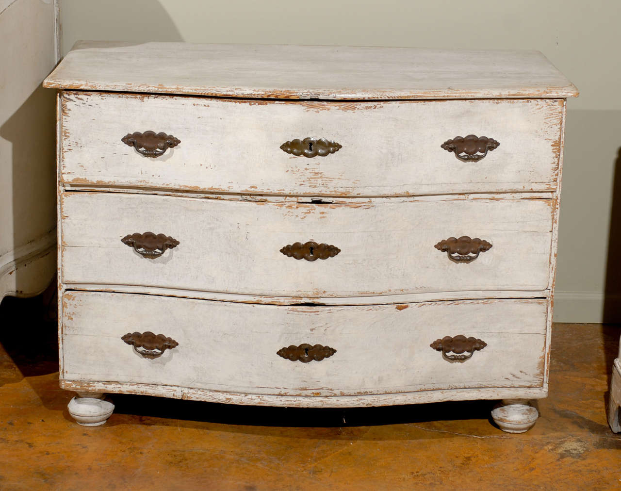 Swedish Baroque Period Three-Drawer Grey Painted Commode with Serpentine Front 3