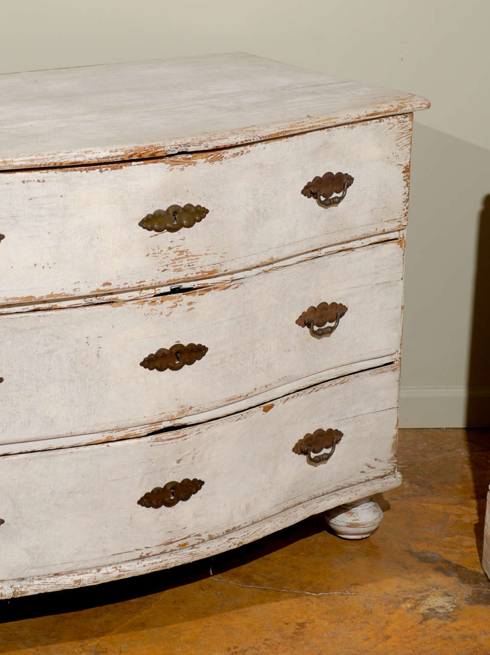 Swedish Baroque Period Three-Drawer Grey Painted Commode with Serpentine Front In Good Condition In Atlanta, GA