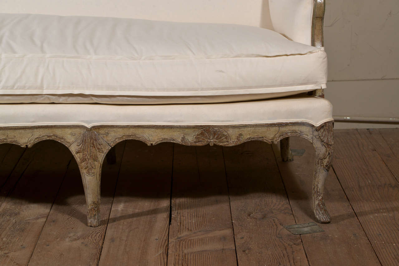 Early 18th Century Painted Canapé In Excellent Condition In Houston, TX