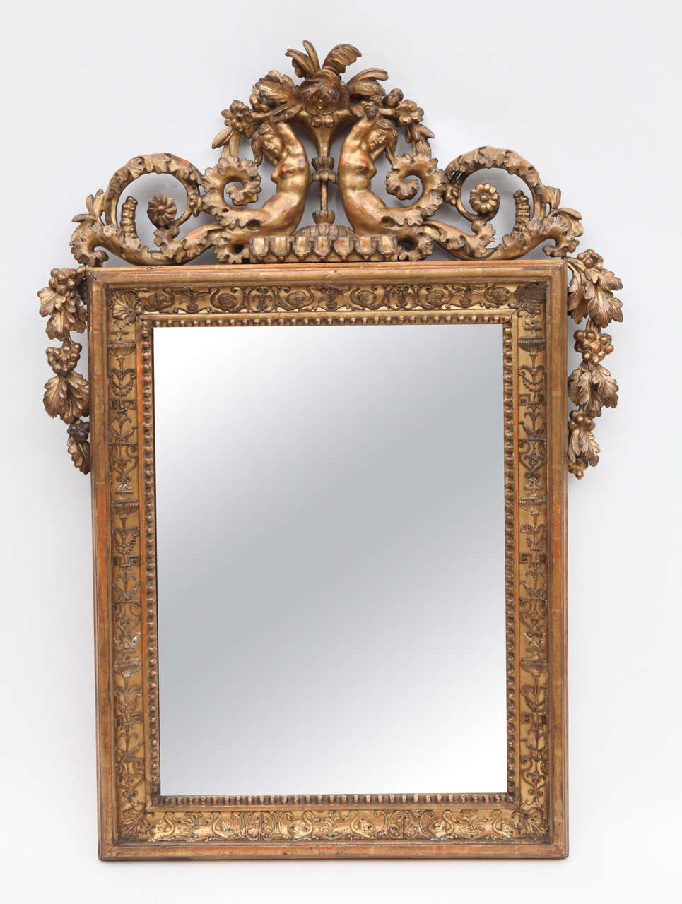 Paire de très beaux miroirs Empire en bois doré sculpté du début du XIXe siècle.