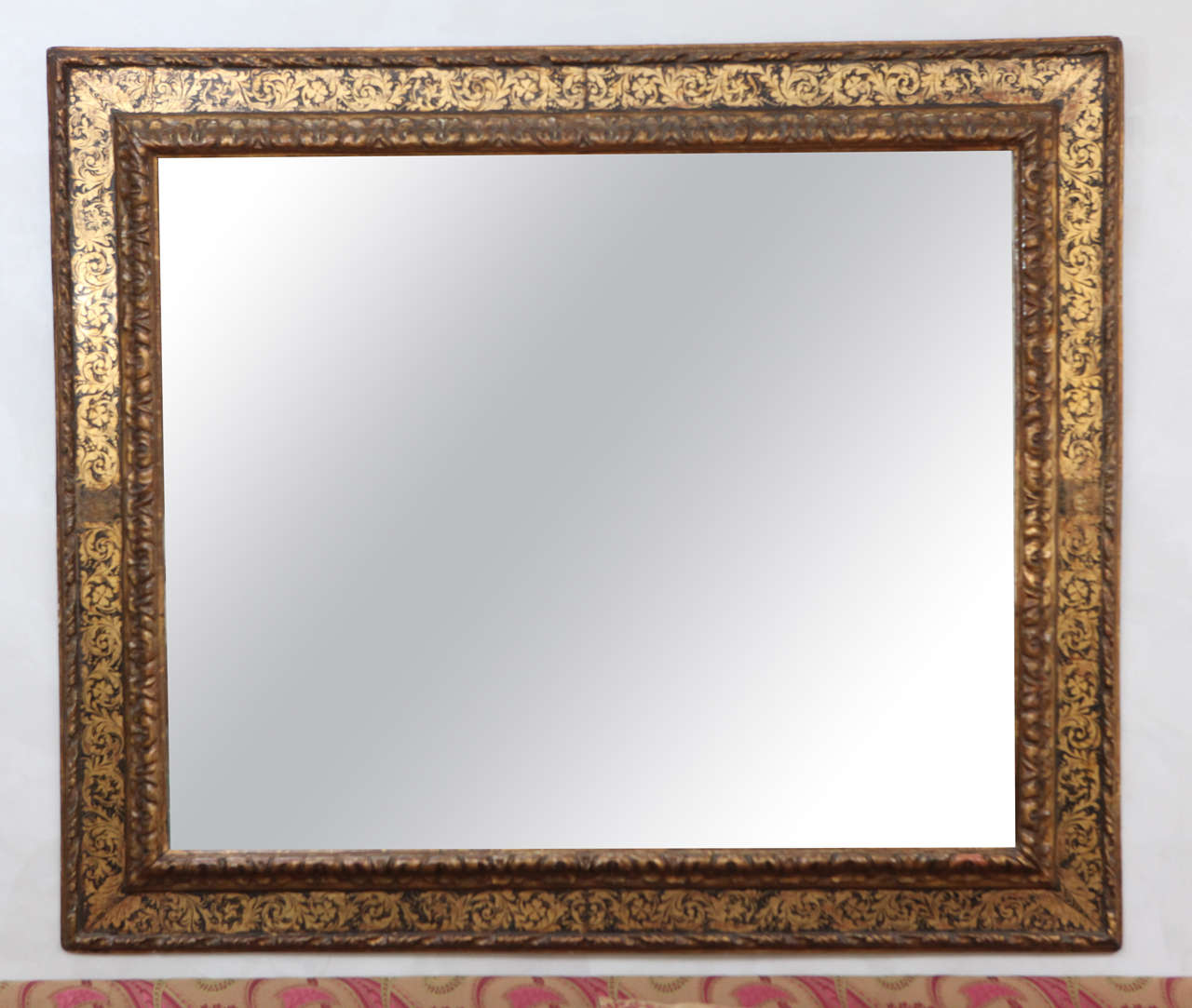 Specchio italiano della fine del XVII secolo-inizio del XVIII secolo in legno dorato intagliato e decorato in oro. Questo specchio può essere appeso sia in orizzontale che in verticale. Le misure riportate di seguito si riferiscono alla posizione