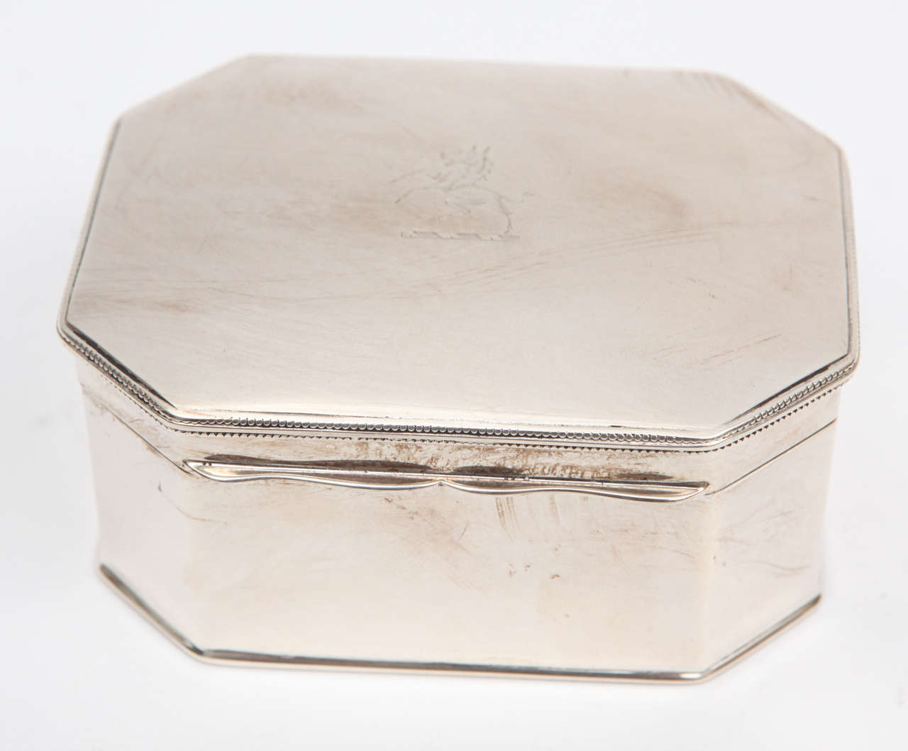 boîte anglaise des années 1900 en sterling avec intérieur lavé à l'or. La boîte est poinçonnée.